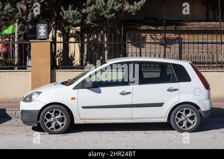 Side, Türkei - 02. Februar 2022: Der weiße Ford Fiesta wird an einem warmen Herbsttag auf der Straße geparkt Stockfoto