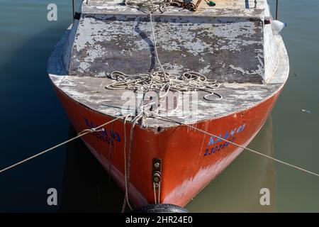 Side, Türkei – Februar 02 2022: Holzseite des roten Bootes mit Seilen vor dem Hintergrund des Meerwassers Stockfoto