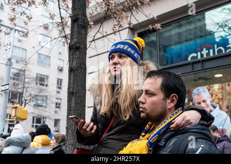 New York, New York, USA. 24.. Februar 2022. Demonstranten veranstalten Kundgebung und marschieren auf den Straßen Manhattans gegen die russische Invasion der Ukraine. Sie veranstalten Kundgebung auf dem Dag Hammarskjold Plaza gegenüber dem Hauptsitz der Vereinten Nationen und marschieren auf der Park Avenue zum russischen Konsulat in der 91. Straße. Viele Hunderte von Menschen nahmen daran Teil, hielten Fahnen, Plakate, sangen ukrainische Hymne und skandierten Slogans gegen Russland. (Bild: © Lev Radin/Pacific Press via ZUMA Press Wire) Stockfoto