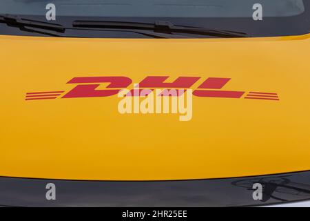 MOSKAU, RUSSLAND, - 11. FEBRUAR 2022: Die Inschrift des Logistikunternehmens DHL auf der Motorhaube eines Autos. Stockfoto