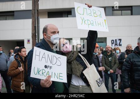Madrid, Spanien. 24.. Februar 2022. Menschen protestieren vor der russischen Botschaft gegen die russische Invasion in der Ukraine am 24. Februar 2022 in Madrid, Spanien. Die Demonstranten skandierten für ein Ende des Krieges und trugen Banner und ukrainische Fahnen. (Foto von Álvaro Laguna/Pacific Press) Quelle: Pacific Press Media Production Corp./Alamy Live News Stockfoto