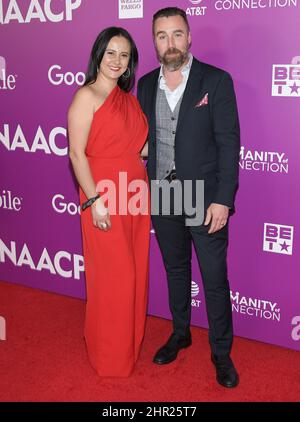 Los Angeles, USA. 24.. Februar 2022. (L-R) Alejandra Harnish und Dustin Harnish kommen zum Empfang der Nominierten für die NAACP Image Awards 53., der am Donnerstag, dem 24. Februar 2022, im Beverly Hilton in Beverly Hills, CA, stattfand. (Foto: Sthanlee B. Mirador/Sipa USA) Quelle: SIPA USA/Alamy Live News Stockfoto
