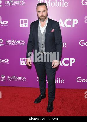 Los Angeles, USA. 24.. Februar 2022. Dustin Harnish kommt zum Empfang der NAACP Image Awards Nominierten 53., der am Donnerstag, dem 24. Februar 2022, im Beverly Hilton in Beverly Hills, CA, stattfand. (Foto: Sthanlee B. Mirador/Sipa USA) Quelle: SIPA USA/Alamy Live News Stockfoto