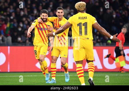 Diego Armando Maradona Stadium, Neapel, Italien, 24. Februar 2022, Barcelonas Verteidiger Jordi Alba feiert mit seinen Teamkollegen nach dem Tor 0-1 Stockfoto