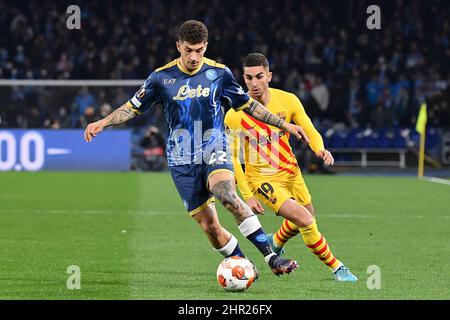 Neapel, Italien. 24.. Februar 2022. Napolis Verteidiger Giovanni Di Lorenzo wetteifert um den Ball mit Barcelonas Stürmer Ferran Torres während des SSC Napoli gegen FC Barcellona, Fußball Europa League Spiel in Neapel, Italien, Februar 24 2022 Quelle: Independent Photo Agency/Alamy Live News Stockfoto
