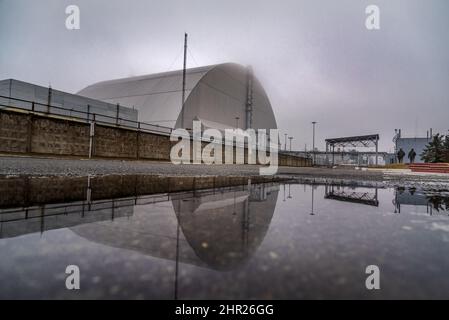 Reaktor Nr. 4, wo die Reaktorkatastrophe von Tschernobyl stattgefunden hat. Dieser Reaktor wurde 2016 mit einem Stahlschild bedeckt Stockfoto