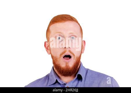 Porträt eines rothaarigen Mannes mit überraschendem und erstauntem Gesichtsausdruck auf neutralem weißen Hintergrund. Hochwertige Fotos Stockfoto
