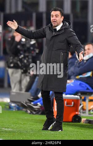 Neapel, Italien. 24.. Februar 2022. Barcelonas Cheftrainer Xavi Hernandez reagiert während des Fußballspiels der SSC Napoli gegen FC Barcellona in Neapel, Italien, Februar 24 2022 Quelle: Independent Photo Agency/Alamy Live News Stockfoto