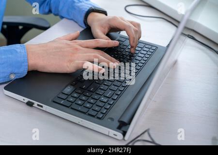 Nahaufnahme von mans Hand tippen auf Laptop-Tastatur, Autor schreiben auf pc-Computer, Geschäftsmann Programmierer Arbeitskonzept Stockfoto