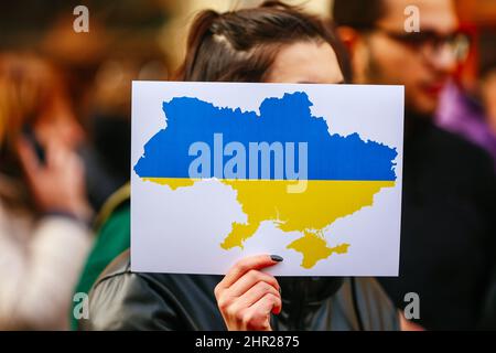 Ein Protestler hält ein Plakat mit einer Karte der ukrainischen Grenzen, die in den ukrainischen Nationalfarben Blau und Gelb gemalt ist. Nach dem Beginn des Th Stockfoto