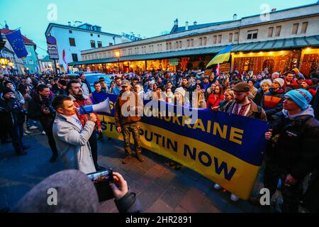 Ein Mitglied der ukrainischen Gemeinde spricht mit Bullhorn, während sich Menschen während des Antikriegsproteste vor dem US-Konsulat versammeln. Dem begi folgen Stockfoto