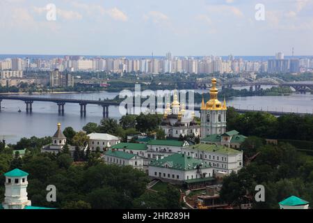 Ukraine, Kiew, Blick vom Glockenturm auf den Klosterkomplex des Kiewer Höhlenklosters, das Himmelfahrtskloster der Heiligen Maria, Petscherskaya Lawra, die Stockfoto