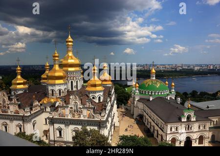 Ukraine, Kiew, Blick vom Glockenturm auf den Klosterkomplex des Kiewer Höhlenklosters, das Himmelfahrtskloster der Heiligen Maria, Petscherskaya Lawra, die Stockfoto