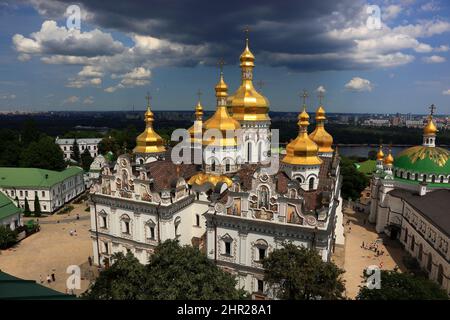 Ukraine, Kiew, Blick vom Glockenturm auf die Uspenski-Kathedrale und den Klosterkomplex des Kiewer Höhlenklosters, Himmelfahrtsmonaster der Heiligen Maria Stockfoto