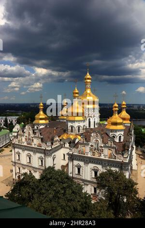 Ukraine, Kiew, Blick vom Glockenturm auf die Uspenski-Kathedrale und den Klosterkomplex des Kiewer Höhlenklosters, Himmelfahrtsmonaster der Heiligen Maria Stockfoto