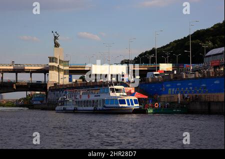 Ukraine, Kiew-Stadt, Bootsanlegestelle auf dem Fluss Dnepr und Ausflugsboote Stockfoto