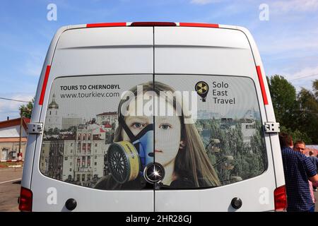 Ukraine, Kind mit Schutzgasmaske auf dem Bus, Eintritt in die bestrahlte Sperrzone von Tschernobyl und Pripyat, am Checkpoint Stockfoto