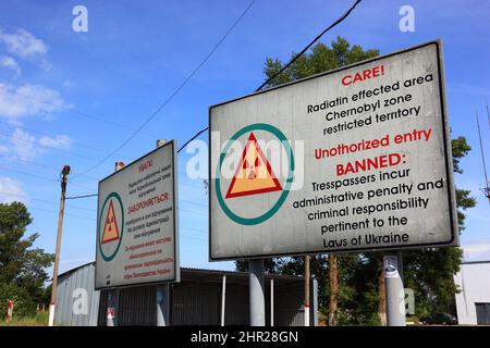 Ukraine, Sperrzone Tschernobyl und Pripyat, Wegweiser zur kontaminierten Zone, am Checkpoint der Zufahrtsstraße Stockfoto