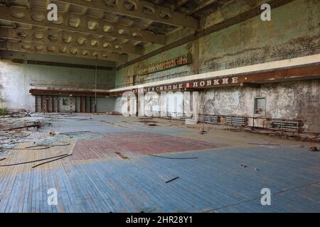 Ukraine, Sperrzone, Pripjat, in der unbewohnbaren 30-Kilometer-Zone um das Kraftwerk von Tschernobyl und der Arbeitersiedlung Pripjat, Sporthalle im e Stockfoto