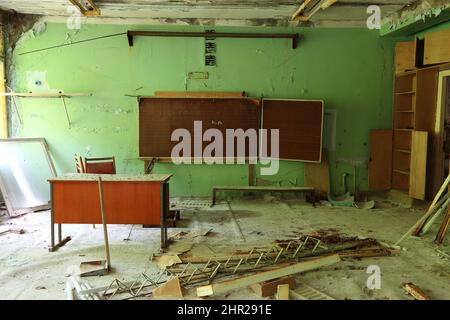 Die Ukraine, in der eingeschränkten und unbewohnbaren 30-Kilometer-Zone rund um das Tschernobyl-Kraftwerk und das Pripyat-Arbeitslager, Schulzimmer Stockfoto