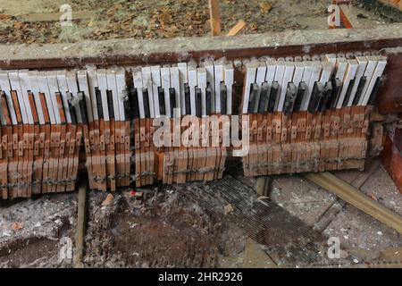 Die Ukraine, in der eingeschränkten und unbewohnbaren 30-Kilometer-Zone rund um das Kernkraftwerk Tschernobyl und das Pripyat-Arbeitslager, Keys von einem Klavier aus Stockfoto
