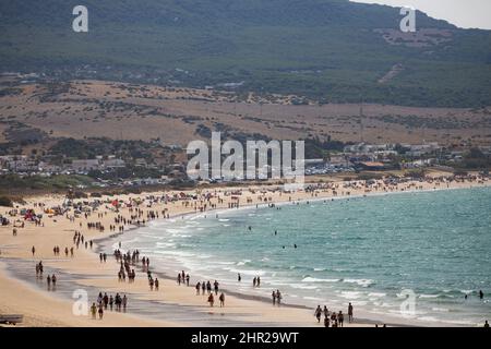 Tarifa, Spanien - juli 29 2021. Menschen wandern in Playa de Bolonia, einem der weißen Sandstrände von Tarifa, Cádiz. Andalucía, Spanien Stockfoto