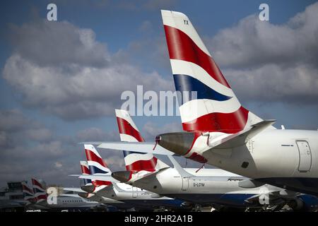 Aktenfoto vom 29/04/21 einer Linie von British Airways-Flugzeugen, die am Flughafen London City geparkt sind. Der BA-Eigentümer IAG sagte, dass er seine Verluste von £7,8 Milliarden auf £3,5 Milliarden vor Steuern im vergangenen Jahr mehr als halbiert habe, da er einige Fortschritte in Richtung eines Rücksprungvorsprungens von Covid-19 gemacht habe. Das Geschäft teilte mit, dass der Umsatz im Jahr bis Dezember um 8,3 % auf £8,5 Milliarden gestiegen sei. Die Zahl der beförderten Passagiere lag in den letzten drei Monaten des Jahres bei 58 % des Niveaus von 2019, gegenüber 43 % im Vorquartal. Ausgabedatum: Freitag, 25. Februar 2022. Stockfoto