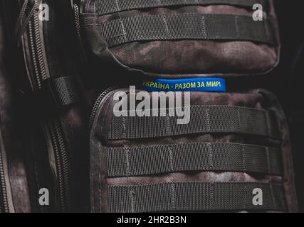 Gelb-blaues Armband mit einer Inschrift auf Ukrainisch: 'Ukraine - gemeinsam für den Frieden!' Verhinderung von Feindseligkeiten in der Ukraine. Friedenskonzept. Militär b Stockfoto