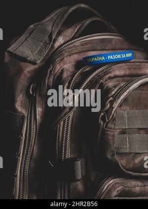 Gelb-blaues Armband mit einer Inschrift auf Ukrainisch: 'Ukraine - gemeinsam für den Frieden!' Verhinderung von Feindseligkeiten in der Ukraine. Friedenskonzept. Militär b Stockfoto