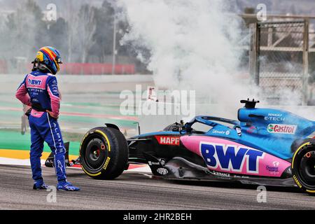 Barcelona, Spanien. 25.. Februar 2022. Fernando Alonso (ESP) Alpine F1 Team A522 stoppt auf der Strecke. Formel-1-Tests, Tag 3, Freitag, 25.. Februar 2022. Barcelona, Spanien. Kredit: James Moy/Alamy Live Nachrichten Gutschrift: James Moy/Alamy Live Nachrichten Stockfoto