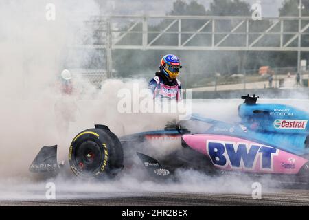 Barcelona, Spanien. 25.. Februar 2022. Fernando Alonso (ESP) Alpine F1 Team A522 stoppt auf der Strecke. Formel-1-Tests, Tag 3, Freitag, 25.. Februar 2022. Barcelona, Spanien. Kredit: James Moy/Alamy Live Nachrichten Gutschrift: James Moy/Alamy Live Nachrichten Stockfoto