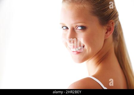 Sei du selbst, alle anderen werden getroffen. Kurzer Schuss einer attraktiven jungen Frau. Stockfoto