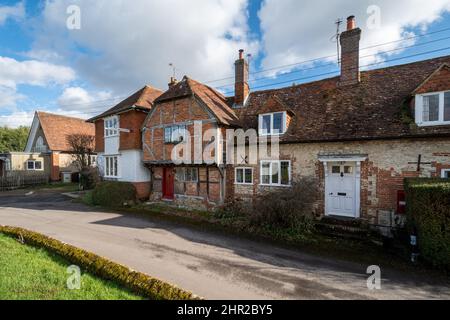 Ferienhäuser in Church Street, Binsted Village, Hampshire, England, Großbritannien. Das denkmalgeschützte Gebäude Church Cottage und Roxfords Cottage aus dem 15.. Jahrhundert. Stockfoto