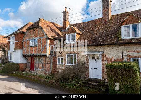 Ferienhäuser in Church Street, Binsted Village, Hampshire, England, Großbritannien. Das denkmalgeschützte Gebäude Church Cottage und Roxfords Cottage aus dem 15.. Jahrhundert. Stockfoto