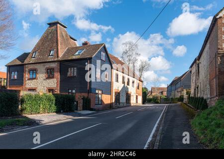 Inwood-Öfen, ehemaliger Hopfenofen oder ein in Häuser umgebautes Haus in The Street, Binsted Village, Hampshire, England, Großbritannien Stockfoto