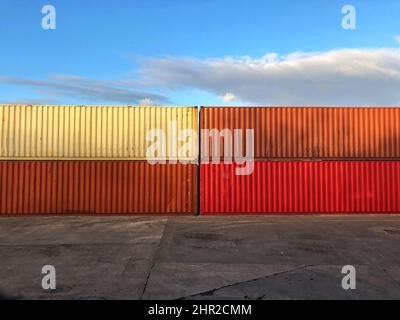 Generische Transportbehälter an einem Hafen-, Dock- oder Bahnterminal mit Kopierplatz in einem Import- und Exportkonzept Stockfoto