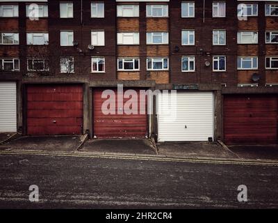 Reihen von Garagen und rathäusern auf einem sozialen Wohngebiet in Doncaster im Norden Englands während der Nivellierung der britischen Regierung Stockfoto