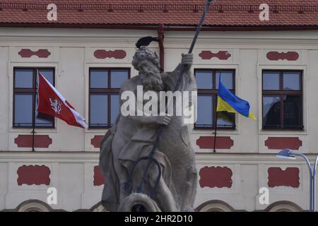 Jihlava, Tschechische Republik. 25.. Februar 2022. Die Flagge der Ukraine, rechts, winkt am 25. Februar 2022 im Rathaus von Jihlava, Tschechische Republik. Die Stadt drückte damit ihre Unterstützung für die von Russland angegriffene Ukraine aus. Kredit: Lubos Pavlicek/CTK Foto/Alamy Live Nachrichten Stockfoto