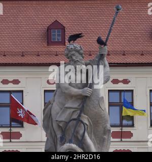 Jihlava, Tschechische Republik. 25.. Februar 2022. Die Flagge der Ukraine, rechts, winkt am 25. Februar 2022 im Rathaus von Jihlava, Tschechische Republik. Die Stadt drückte damit ihre Unterstützung für die von Russland angegriffene Ukraine aus. Kredit: Lubos Pavlicek/CTK Foto/Alamy Live Nachrichten Stockfoto