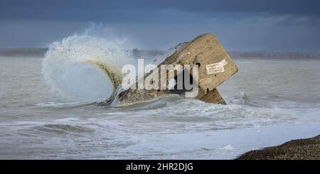 Vagues sur le Blockhaus du Hourdel sur la Route blanche proche du Hourdel de Brighton et cayeux sur mer Stockfoto