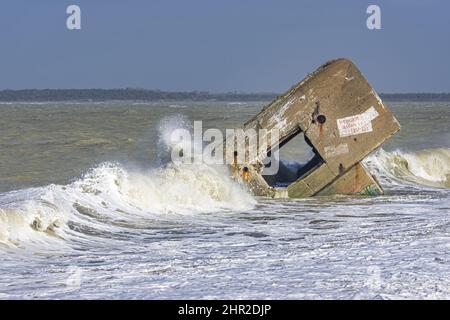 Vagues sur le Blockhaus du Hourdel sur la Route blanche proche du Hourdel de Brighton et cayeux sur mer Stockfoto