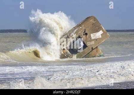 Vagues sur le Blockhaus du Hourdel sur la Route blanche proche du Hourdel de Brighton et cayeux sur mer Stockfoto