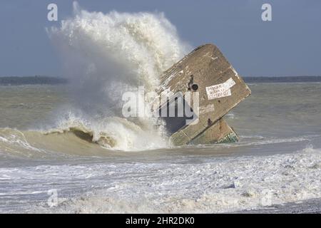 Vagues sur le Blockhaus du Hourdel sur la Route blanche proche du Hourdel de Brighton et cayeux sur mer Stockfoto