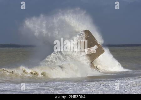 Vagues sur le Blockhaus du Hourdel sur la Route blanche proche du Hourdel de Brighton et cayeux sur mer Stockfoto