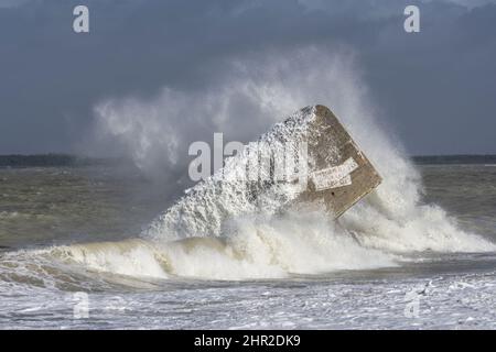 Vagues sur le Blockhaus du Hourdel sur la Route blanche proche du Hourdel de Brighton et cayeux sur mer Stockfoto