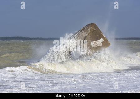 Vagues sur le Blockhaus du Hourdel sur la Route blanche proche du Hourdel de Brighton et cayeux sur mer Stockfoto