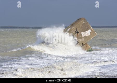 Vagues sur le Blockhaus du Hourdel sur la Route blanche proche du Hourdel de Brighton et cayeux sur mer Stockfoto