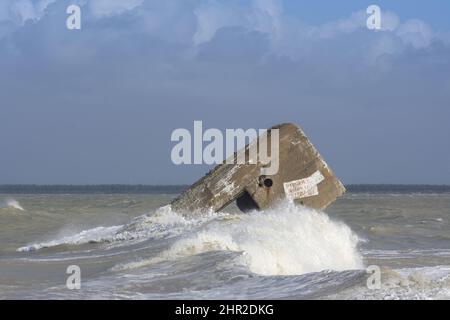 Vagues sur le Blockhaus du Hourdel sur la Route blanche proche du Hourdel de Brighton et cayeux sur mer Stockfoto