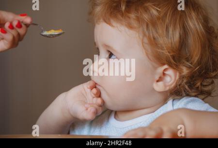 Kinder füttern. Nicht hungrig. Kind weigert sich zu essen. Kind hat keinen Appetit. Stockfoto