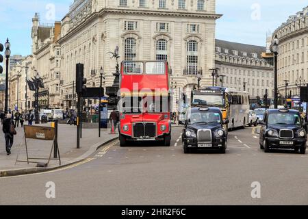 LONDON, GROSSBRITANNIEN - 12. MAI 2014: Der Piccadilly Circus ist ein berühmter Platz und ein Verkehrsknotpunkt im Stadtzentrum. Stockfoto